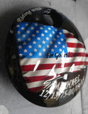 Harley-Tankdeckel mit amerikanischer Flagge und Gedenktafel