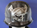Harley Helm Air Force Police Logo auf schwarzem Granit