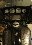 Realistischer Totenkopf auf der Tankklappe einer Harley Touring