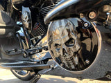 Harley-Totenkopf mit amerikanischer Flagge und geisterhaftem schwarz-weißem und leuchtend schwarzem Hintergrund