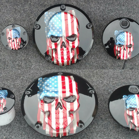 Harley Points, Derby-Abdeckung und Tankdeckel-Set mit Totenkopf mit amerikanischer Flagge auf glänzend schwarzem Hintergrund
