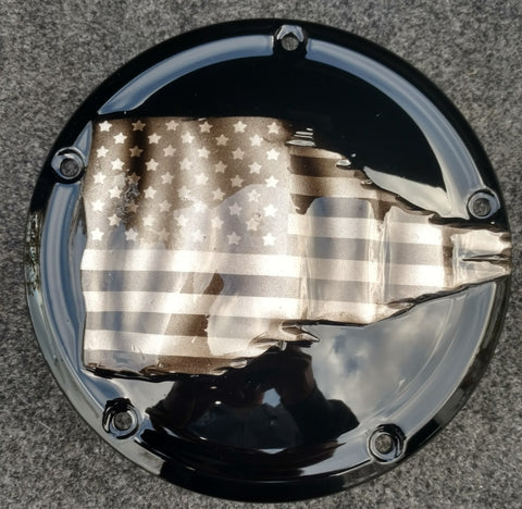 Zerfetzte Harley-Derby-Abdeckung mit amerikanischer Flagge