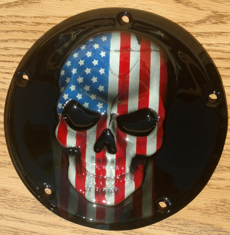 3D-Totenkopf mit amerikanischer Flagge, glänzend schwarzer Hintergrund, Harley Derby Cover
