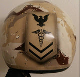 Harley-Helm „Wingman“ in Marineblau und HM2-Logo auf Wüstentarn