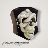 Seitlich angebrachte Hupenabdeckung mit 3D-Totenkopf und Schlangen
