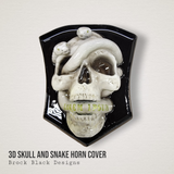 Seitlich angebrachte Hupenabdeckung mit 3D-Totenkopf und Schlangen